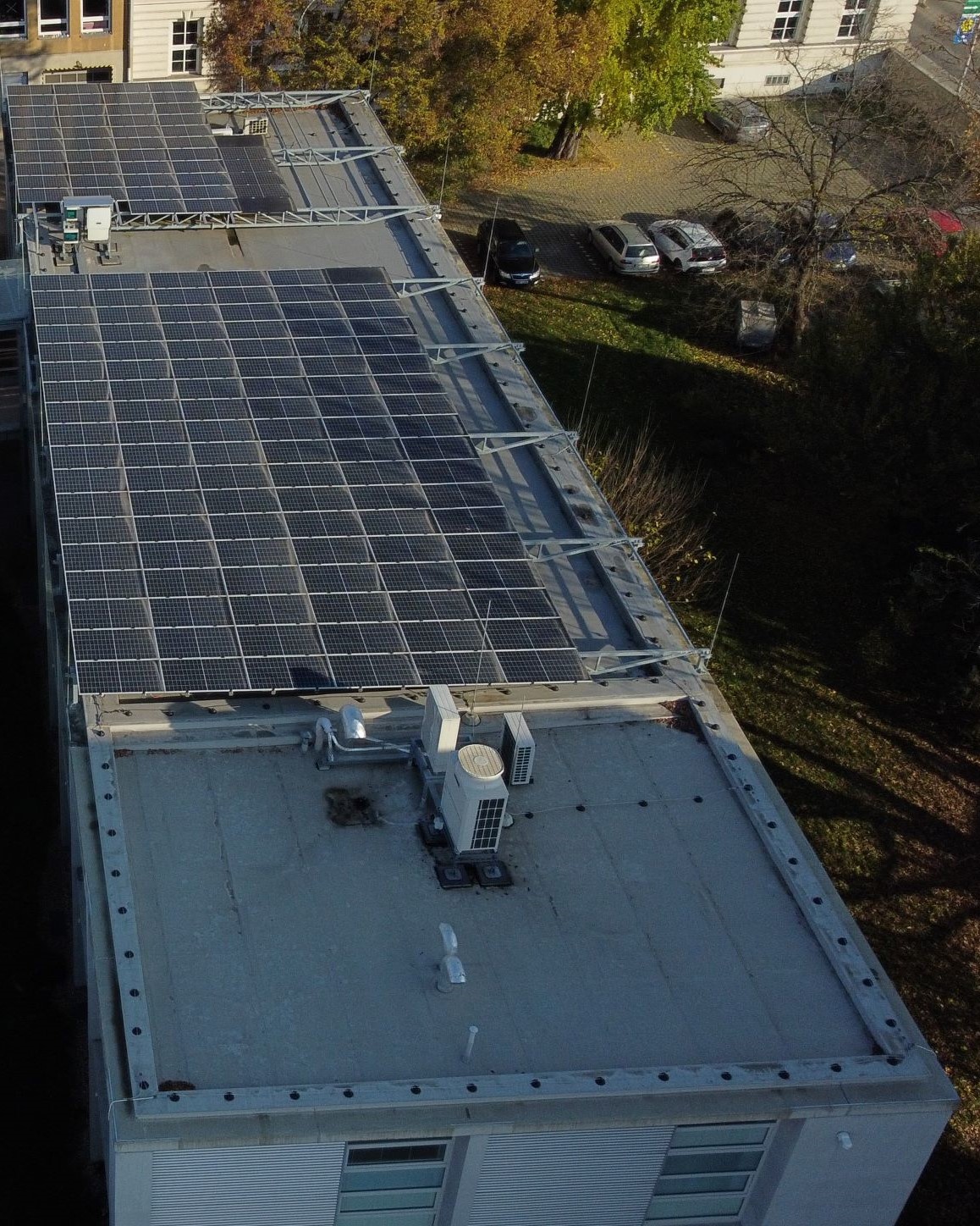 Realizace samostatné stínící fotovoltaické elektrárny na střeše budovy