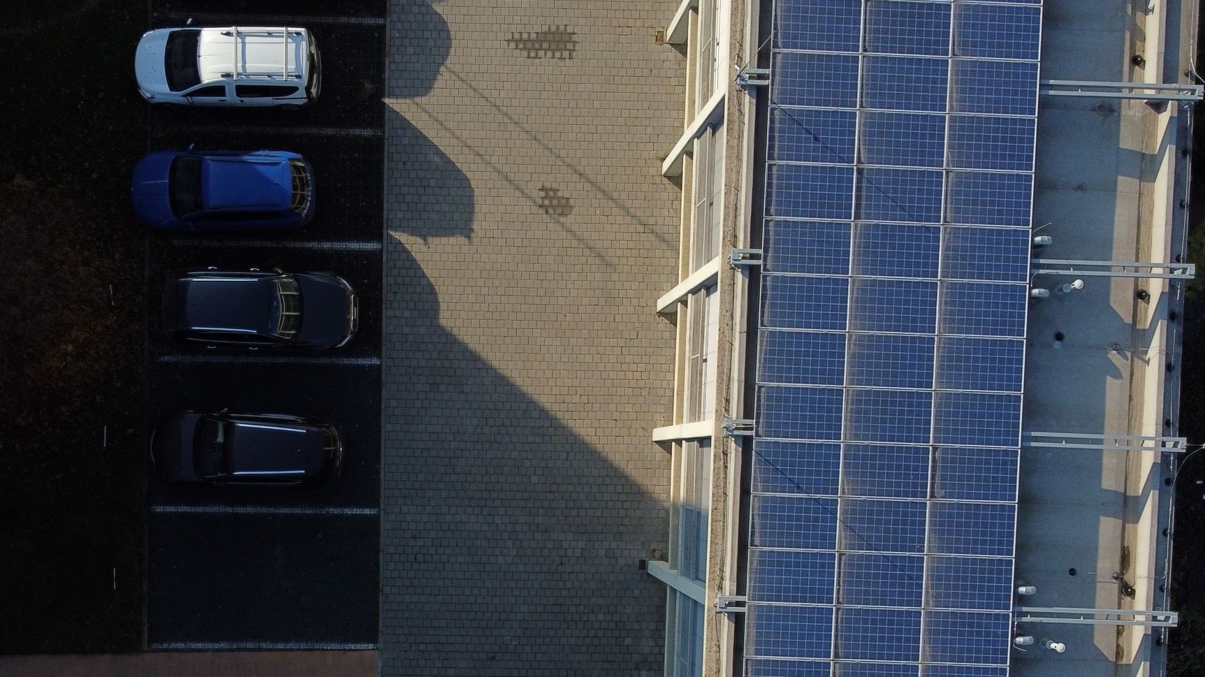 Realizace samostatné stínící fotovoltaické elektrárny na střeše budovy
